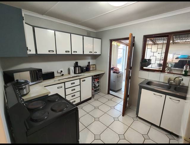 4 BEDROOM FREEHOLD FOR SALE IN CAVERSHAM GLEN